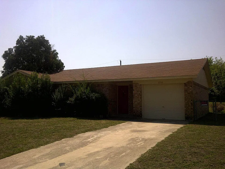 2206 Lamplight Dr