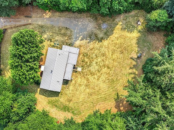5th image of 330 SW Dogwood Road