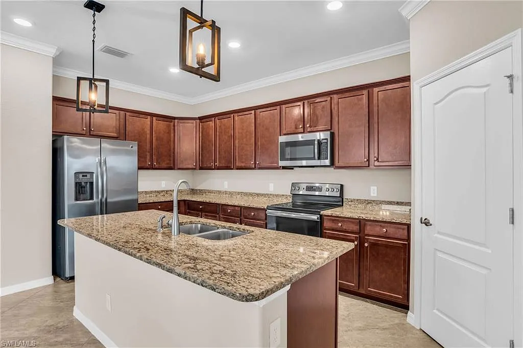 4 bed, 3.0 bath, 2006 sqft, $2,950 — Photo 3