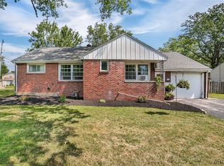 425 Cadman Dr, Williamsville, NY 14221