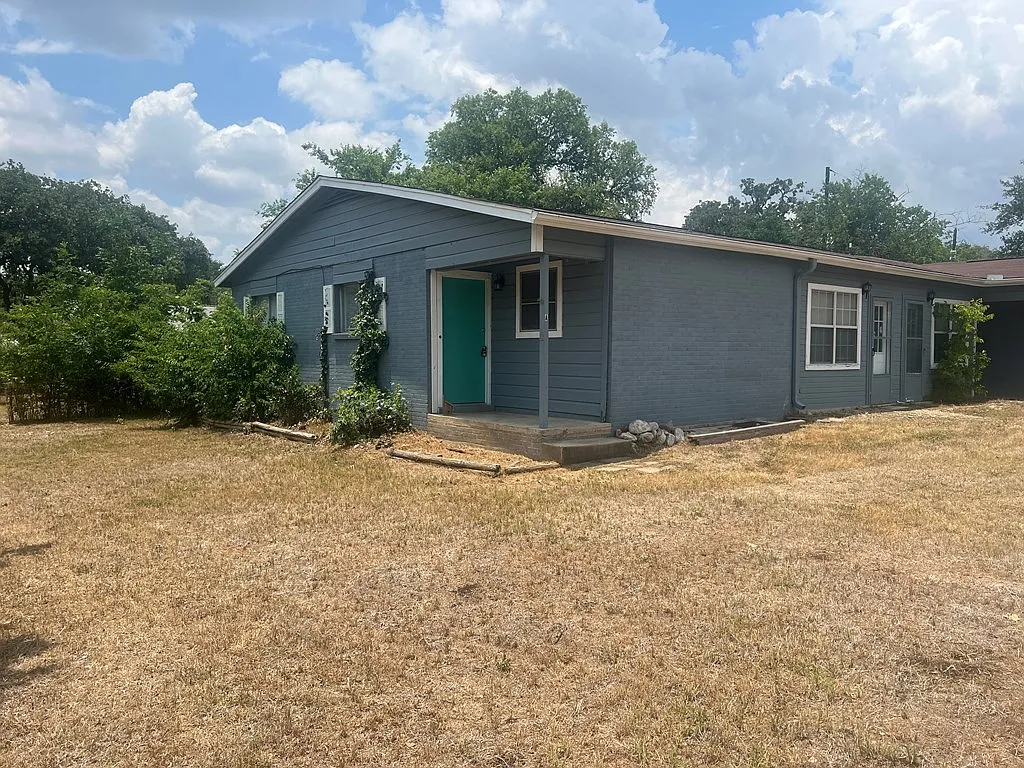 3 bed, 1.0 bath, 1300 sqft, $1,500 — Photo 2