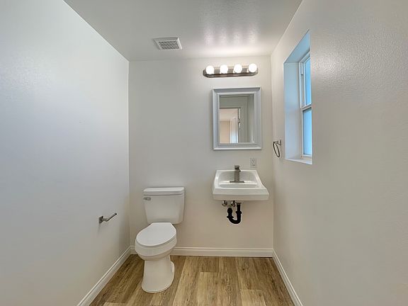 2nd image of 1051 Greenfield Dr #4