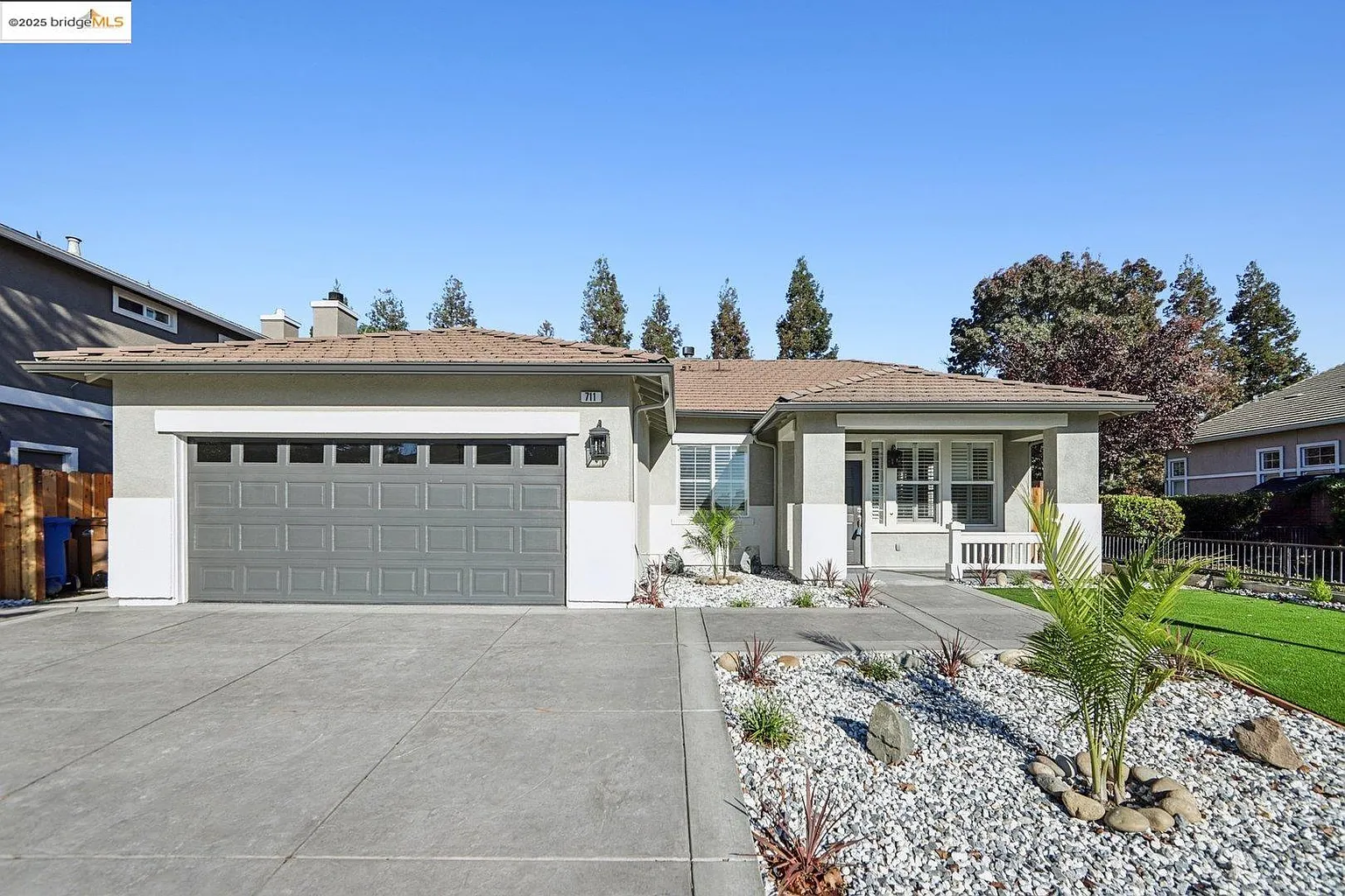 711 Thompsons Dr photo 1