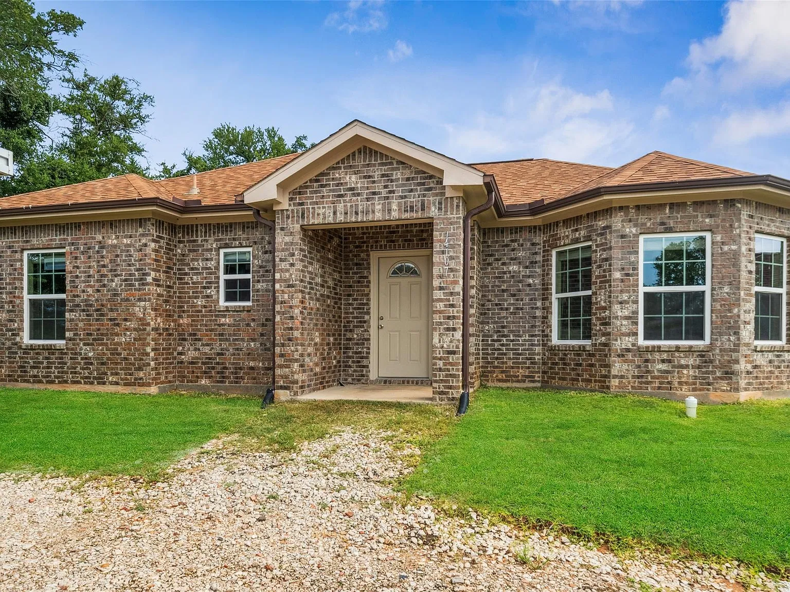 3 bed, 2.0 bath, $1,675 — Photo 1