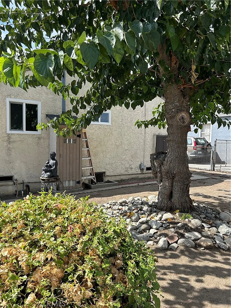 2 bed, 700 sqft, $2,100 — Photo 3