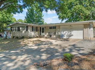 2220 Argo Dr, Florissant, MO 63031