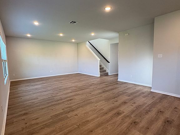 5th image of 529 Meadow Run Dr