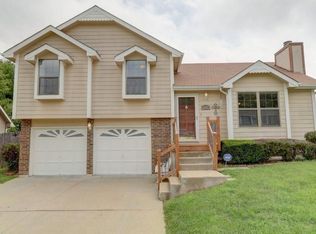 417 SE Bristol Dr, Lees Summit, MO 64063