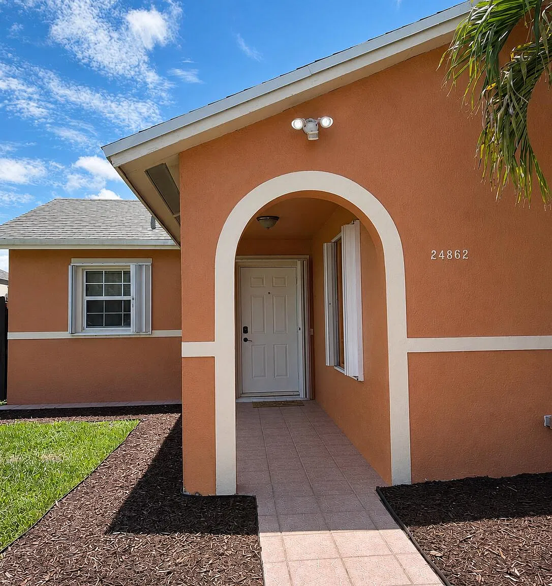 3 bed, 2.0 bath, 1197 sqft, $3,300 — Photo 2