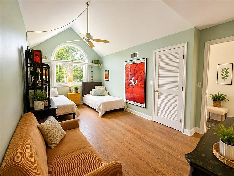 520 Corey Ln — Photo 10