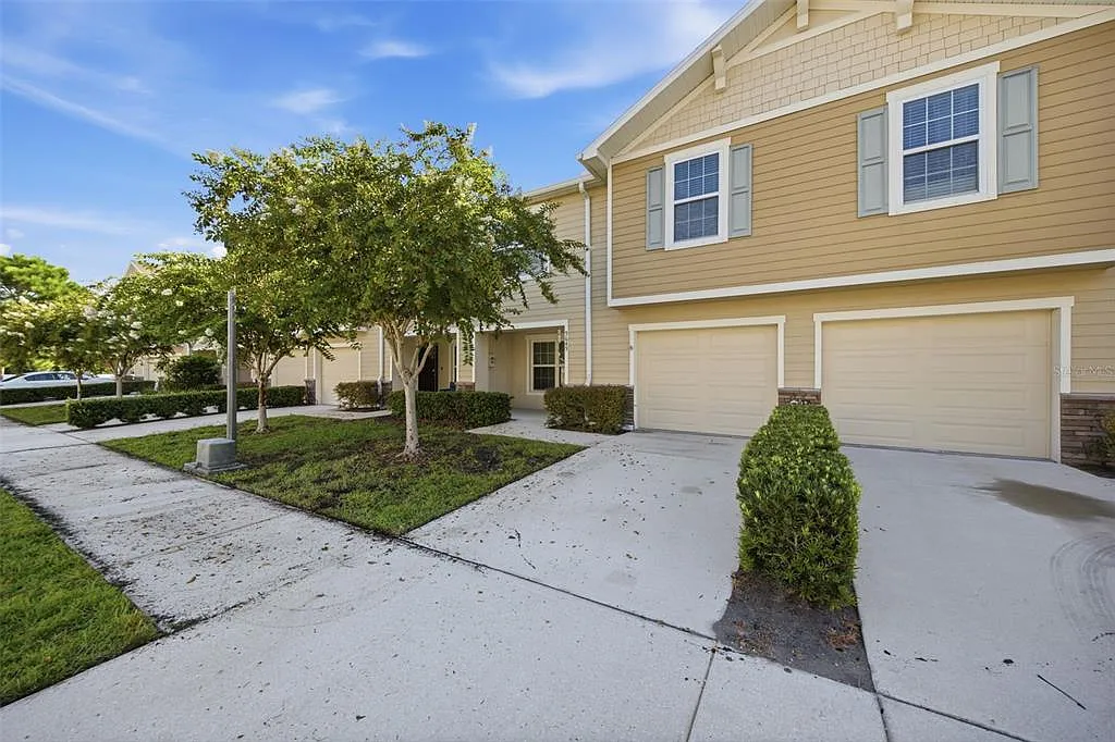 3 bed, 2.5 bath, 1627 sqft, $2,200 — Photo 4