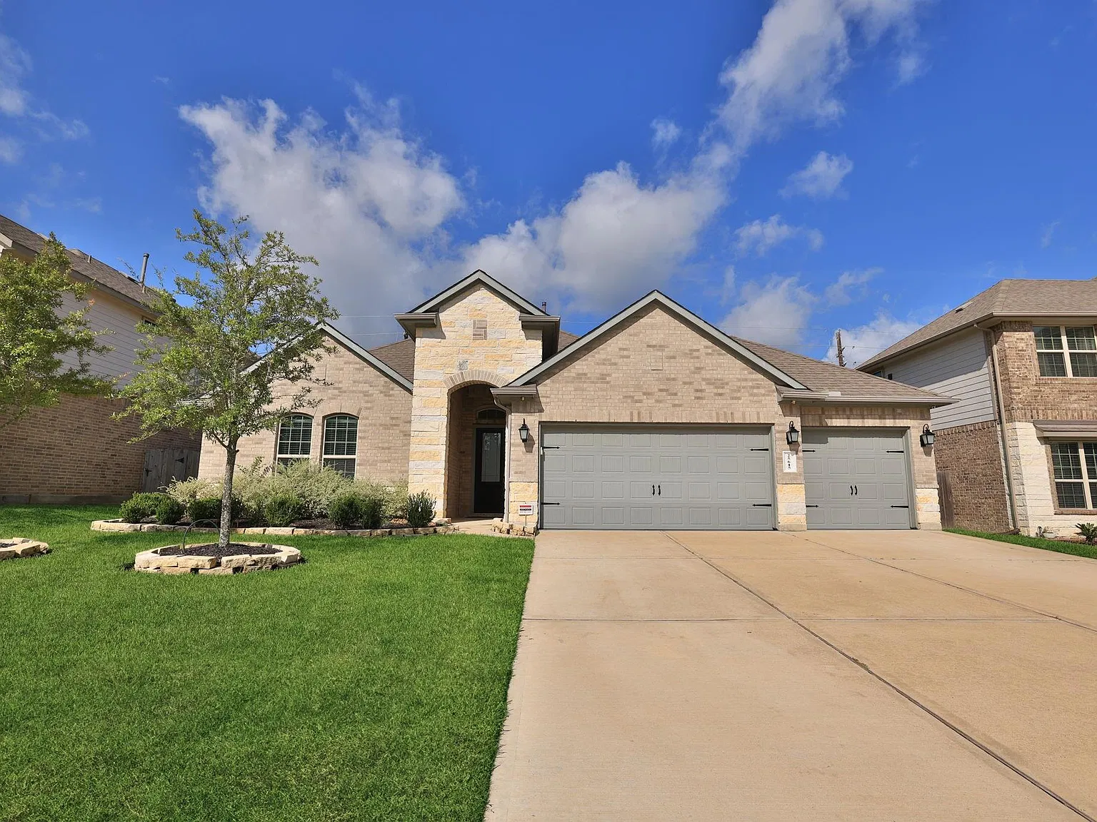 3 bed, 2.0 bath, 2615 sqft, $3,000 — Photo 2