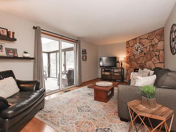 3rd image of 9590 Yorkview Dr