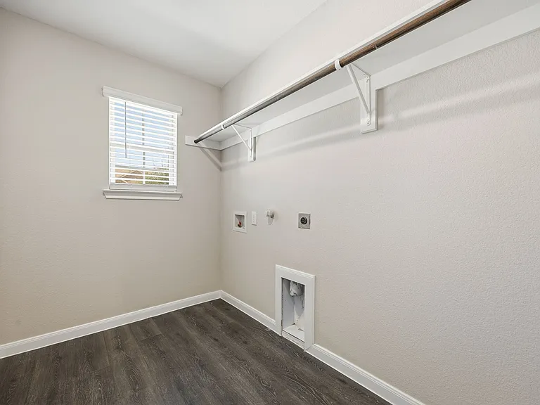 3921 Oak Creek Cir — Photo 26