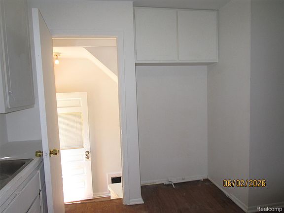5th image of 19393 Rowe St