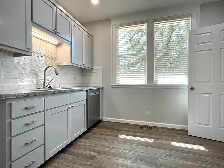 1212 N Irwin St — Photo 5