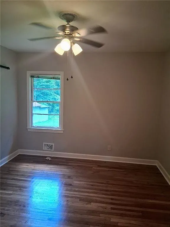 3 bed, 2.0 bath, 1327 sqft, $1,900 — Photo 2
