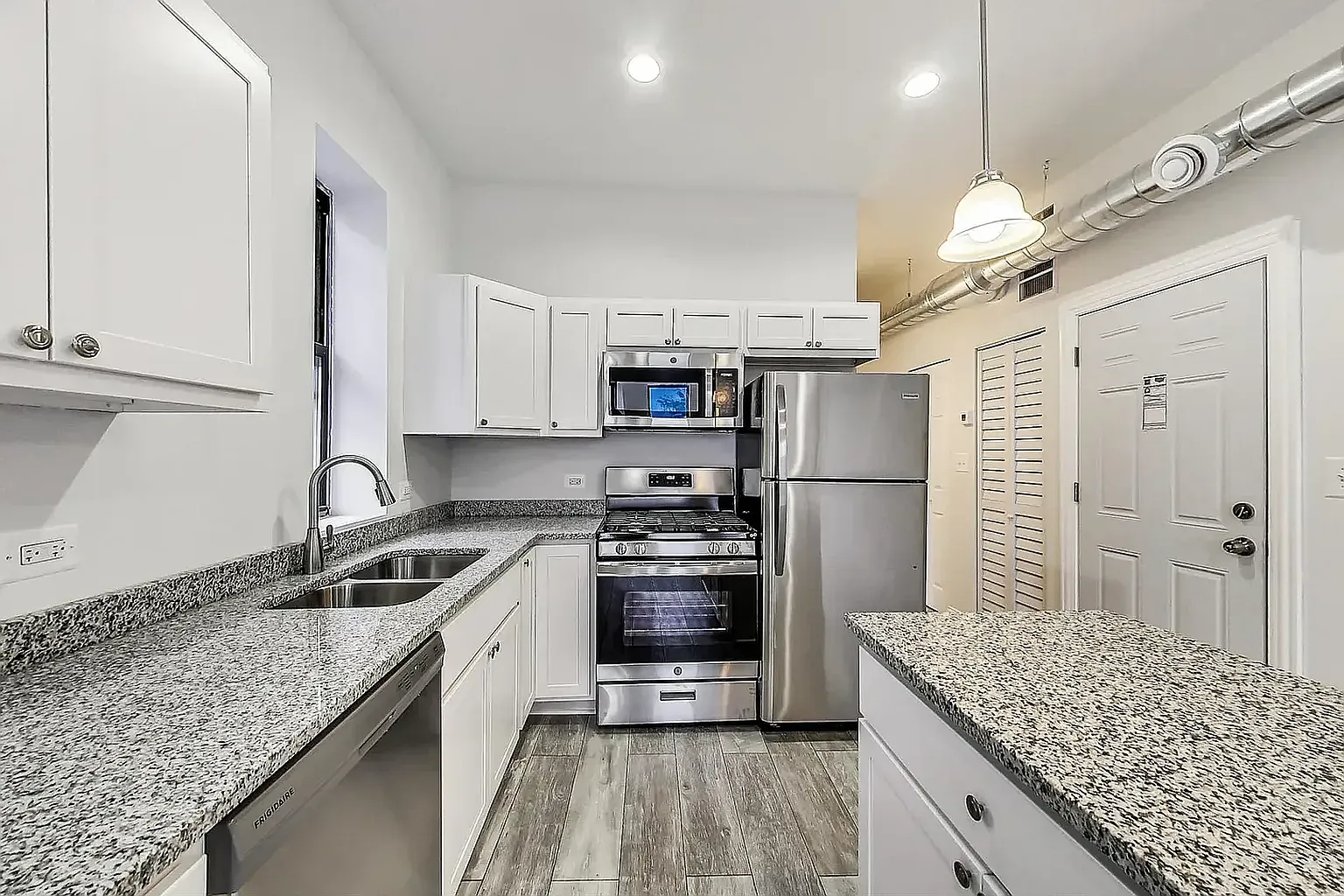 3 bed, 1000 sqft, $2,095 — Photo 2