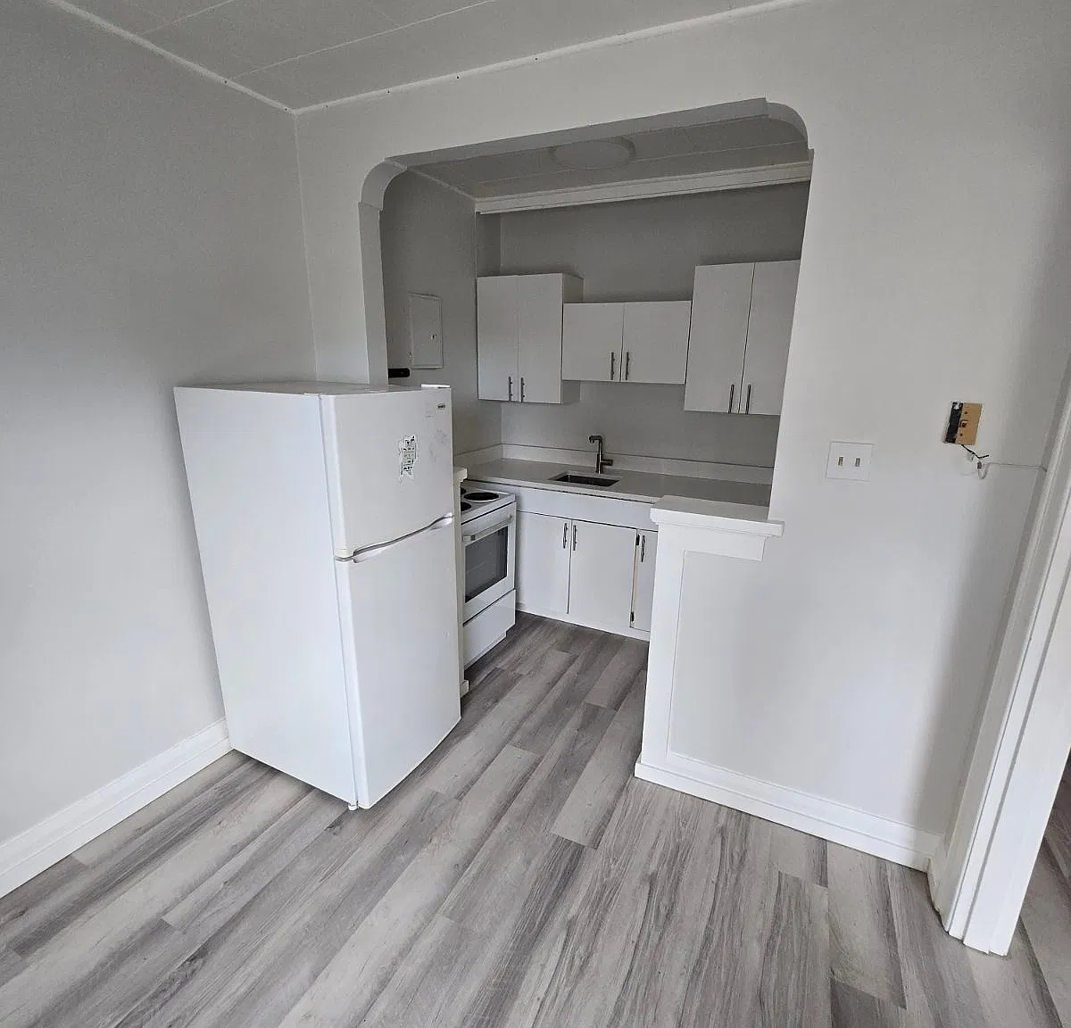 model - 2105 Cornwall — Photo 2