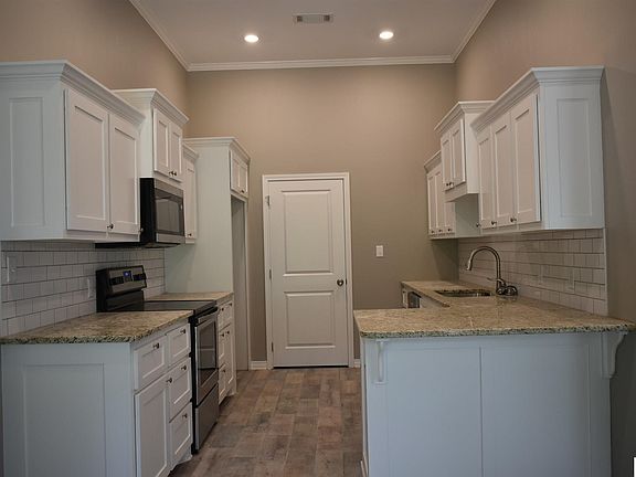 3rd image of 109 Lomaland Dr