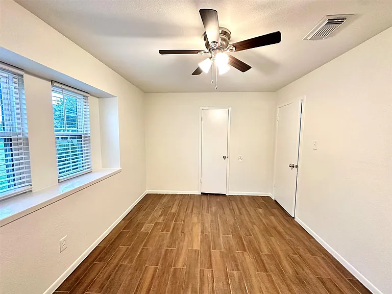 504 Raymond St — Photo 10