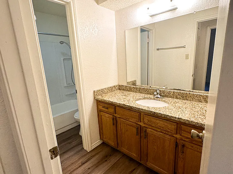 924 W Chestnut St #5 — Photo 8