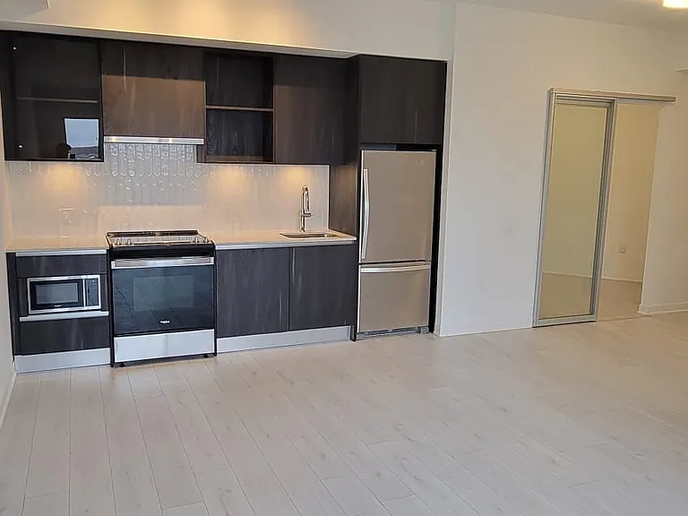 395 Dundas St W #734 — Photo 2