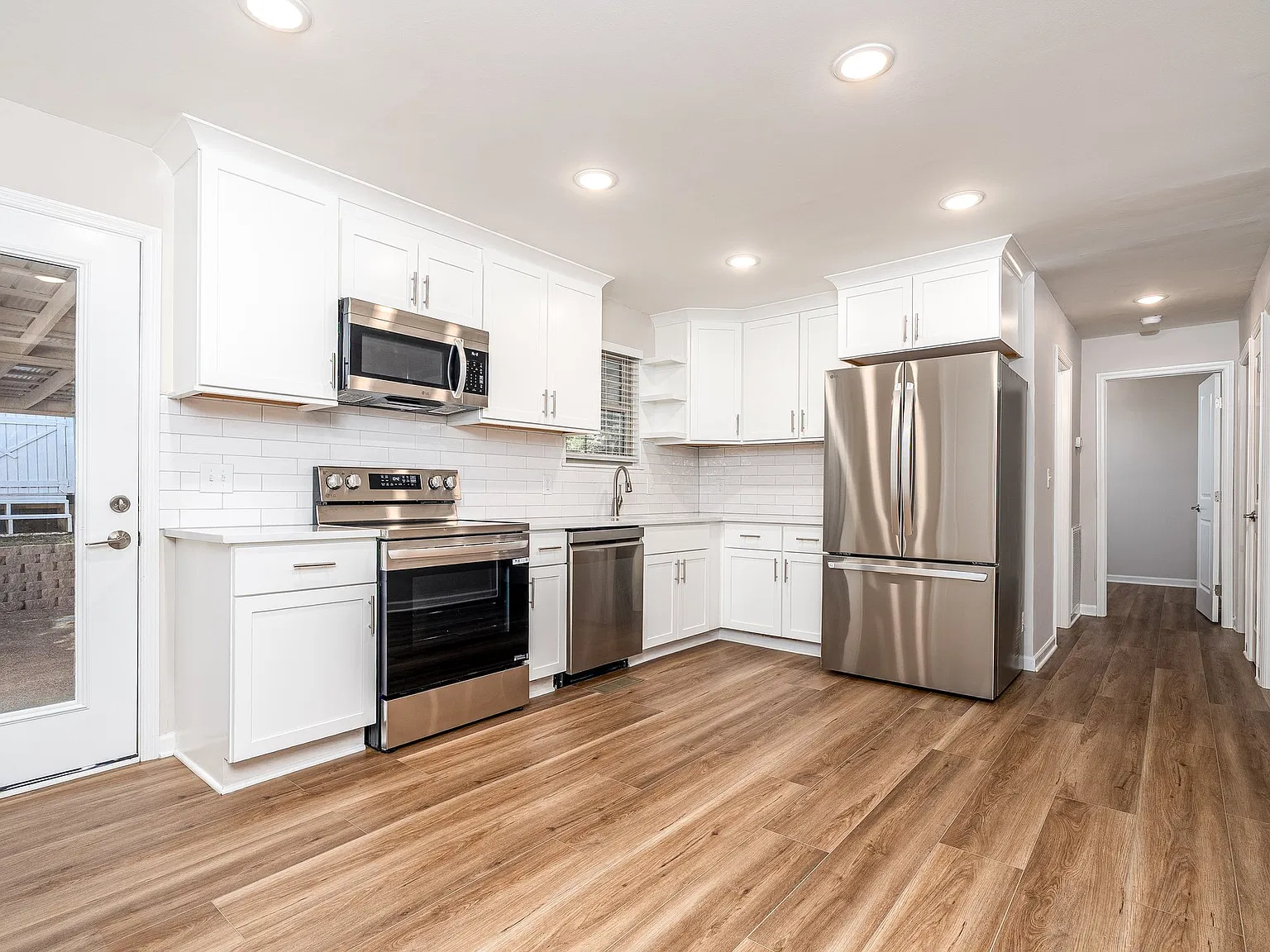 204 Dabney Dr — Photo 2