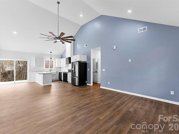 4th image of 2404 Eleanor Dr
