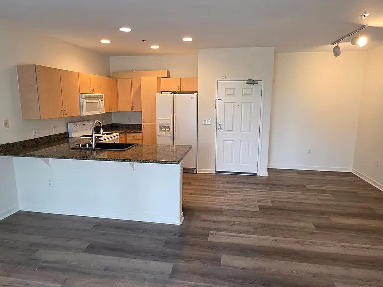 1501 Front St #202 — Photo 5