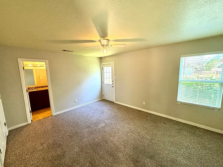 2324 Bloomfield Dr — Photo 8