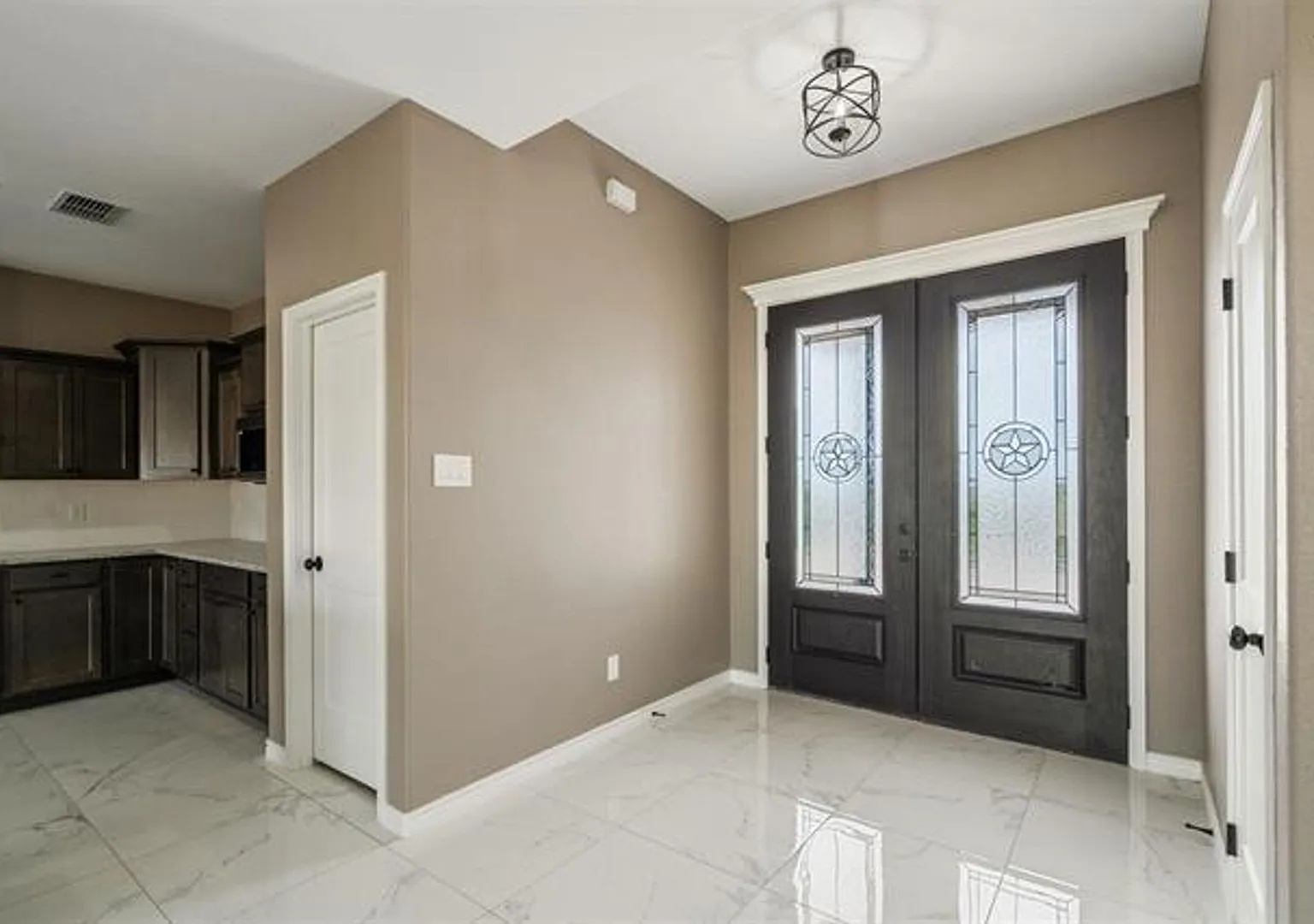 Stunning 4-BR, 2.5-B home in Lakeridge Ranch Home on One Acre — Photo 2