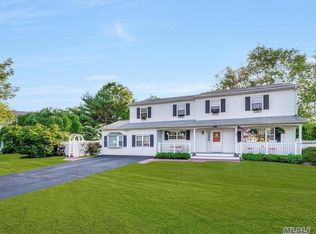 4 Bridle Ct, Holbrook, NY 11741