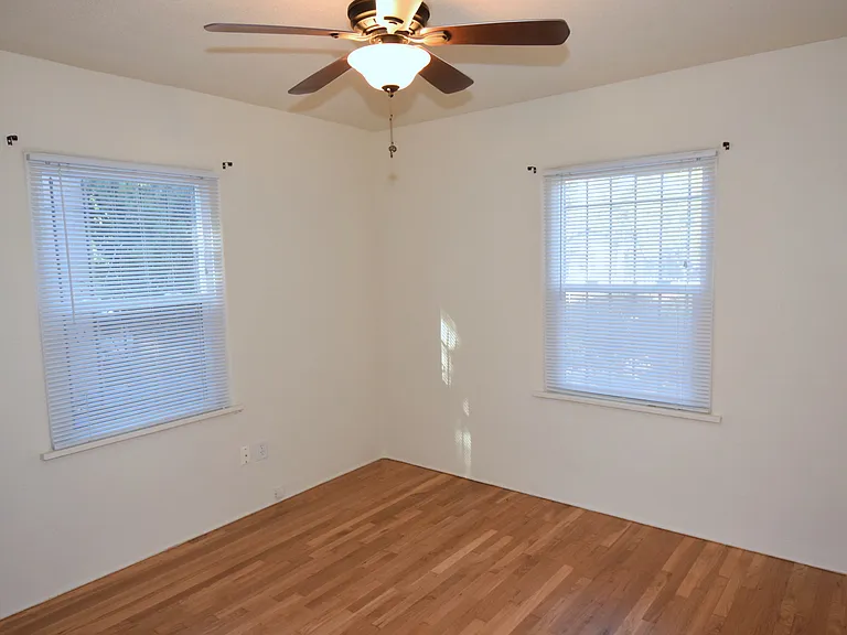 402 Girard Blvd SE — Photo 8