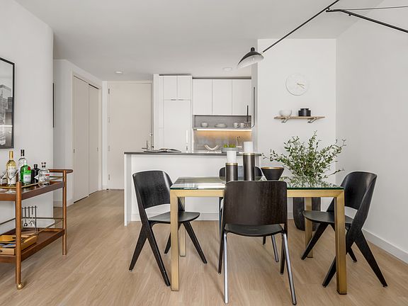 3rd image of 70 W 37th St #516