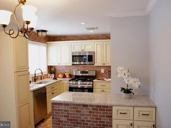 2nd image of 10606 Montrose Ave #M4