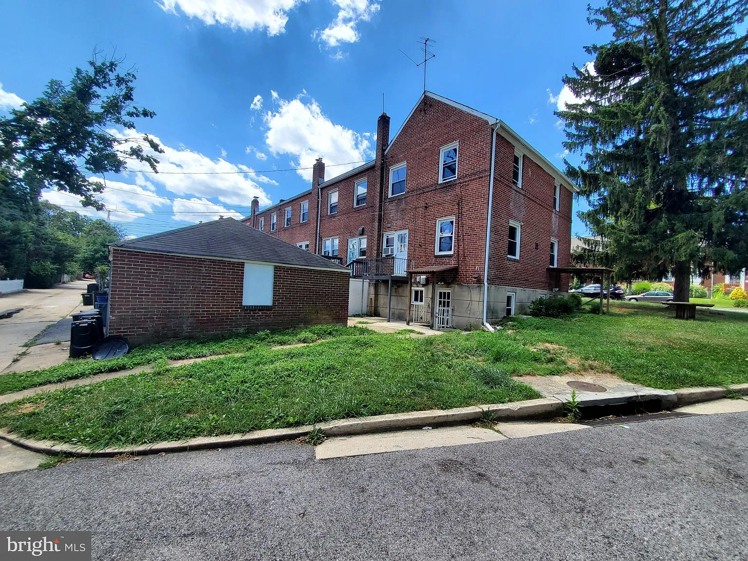 2 bed, 1.0 bath, 1705 sqft, $1,650 — Photo 2