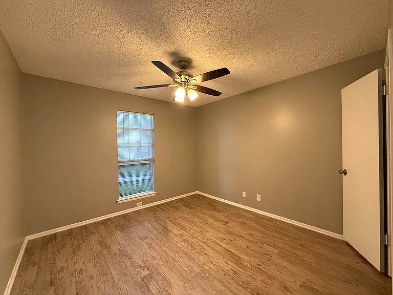 331 W Mistletoe Ave #201 — Photo 11