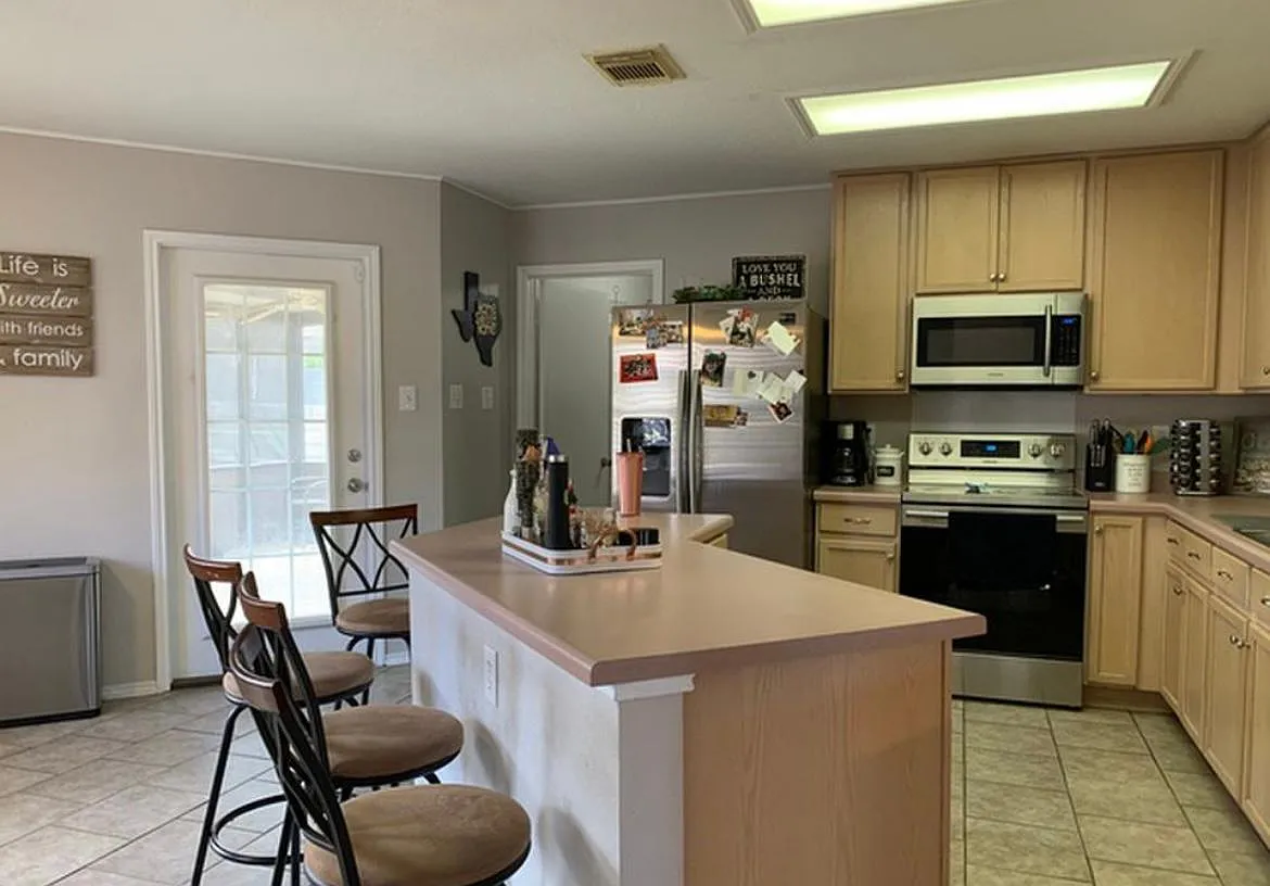 4 bed, 2.5 bath, 2421 sqft, $2,150 — Photo 2
