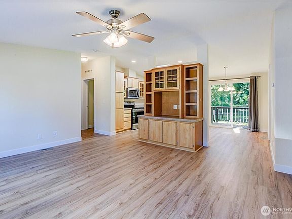 5th image of 3315 207 Place SE