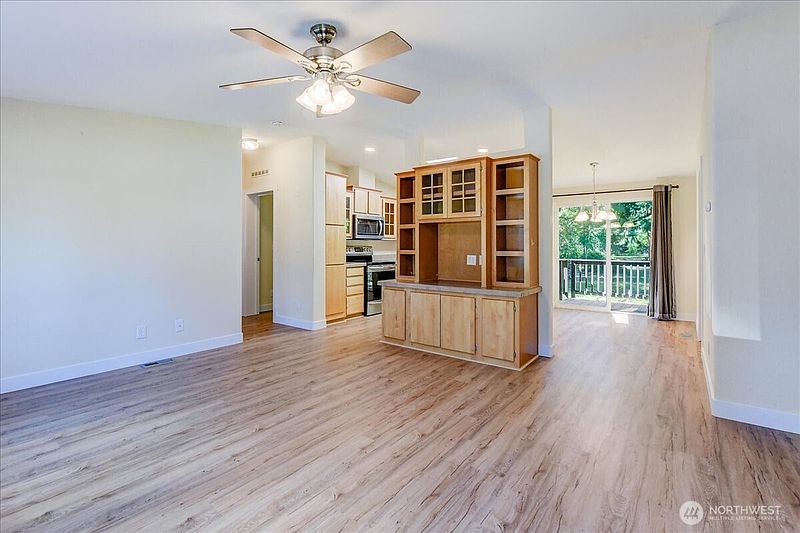 5th image of 3315 207 Place SE