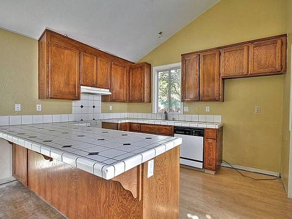 4th image of 35 Southlake Dr