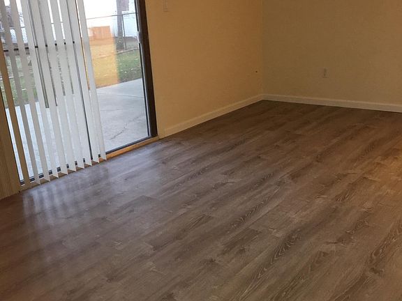Living room with slider 20x15