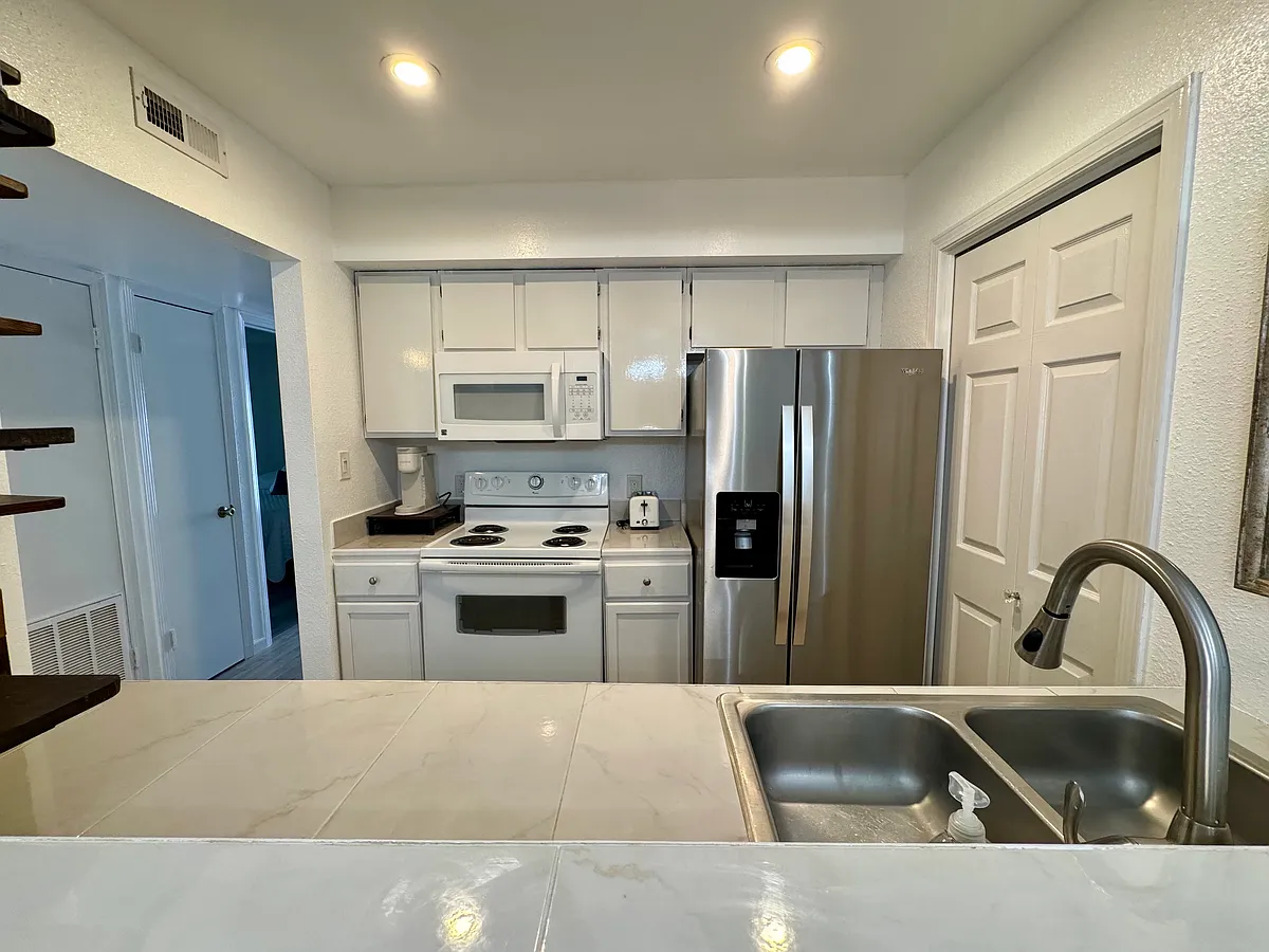 Building Photo - 4601 Carmen Ave #2504