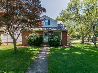 1775 Edgefield Rd, Lyndhurst, OH 44124