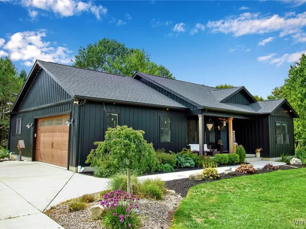 9268 Foote Rd, Akron, NY 14001