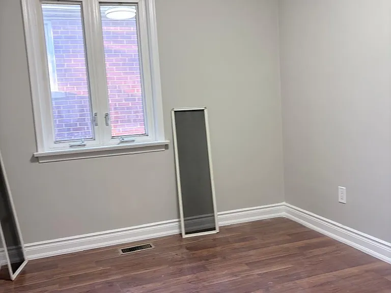 28 Brenda Cres #MAIN FLOOR — Photo 9