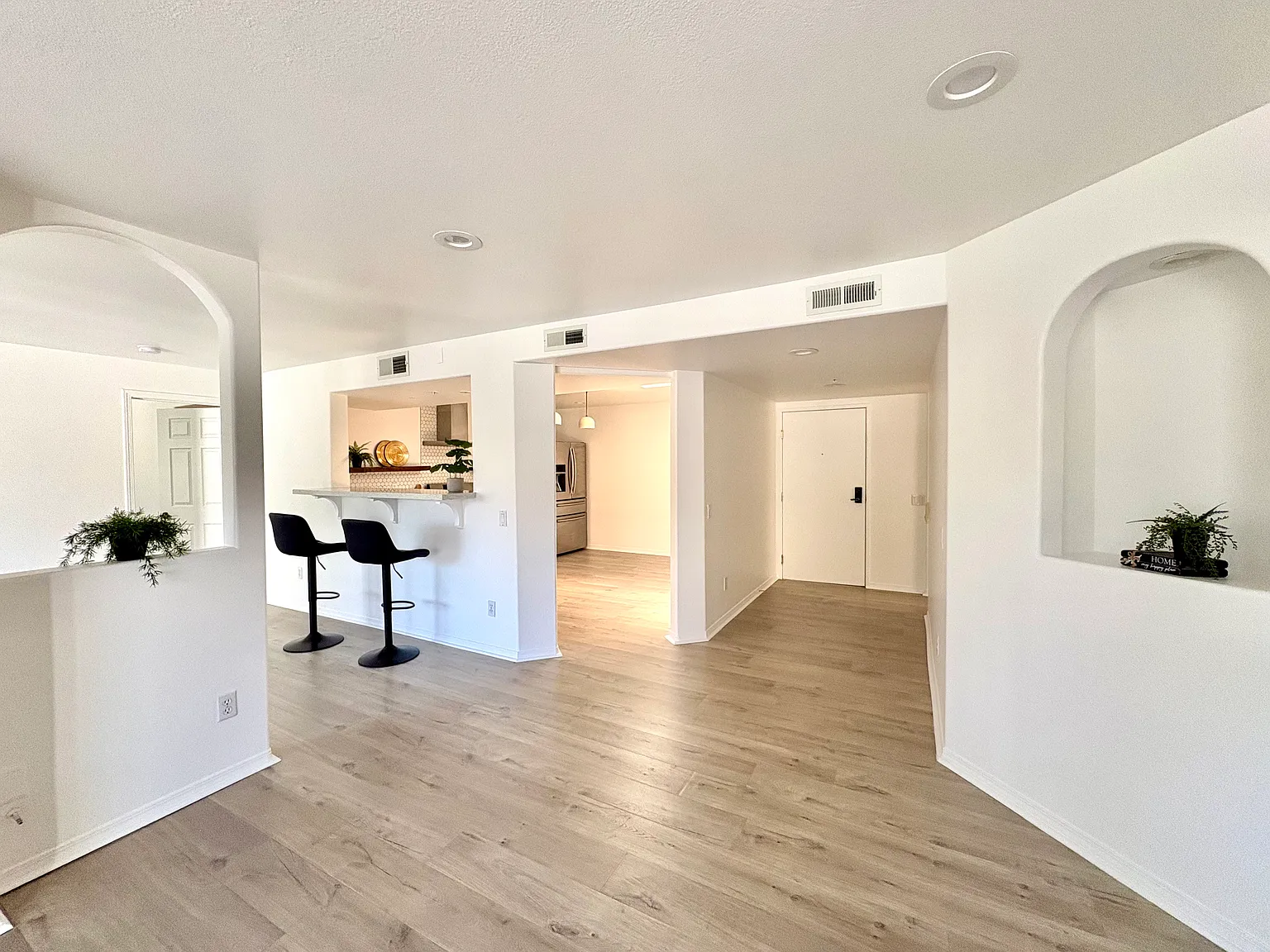 2 bed, 1365 sqft, $3,395 — Photo 3