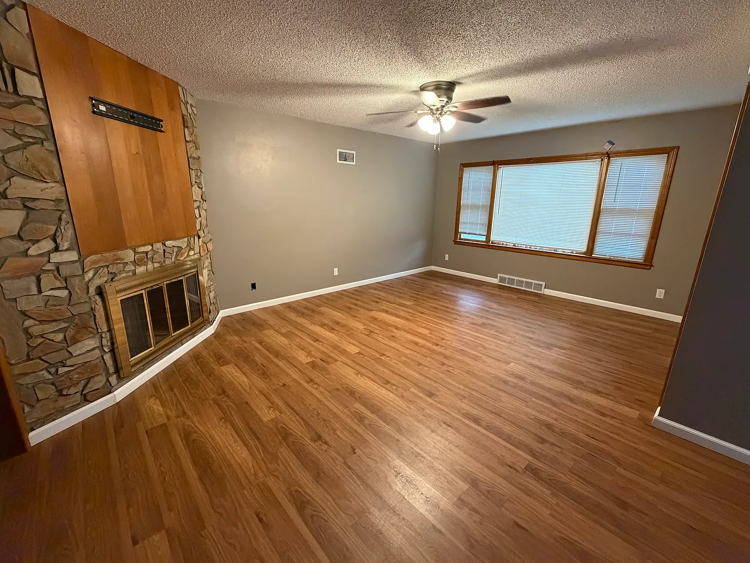 4 bed, 2270 sqft, $1,800 — Photo 2