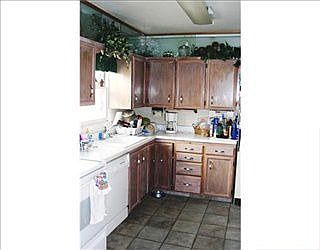 4th image of 829 Wyoming Ave